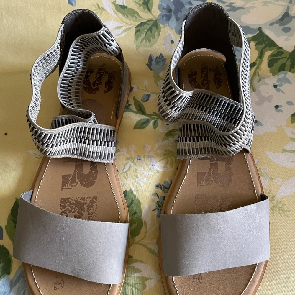 Sorel Women's Gray and Black Strappy Sandals